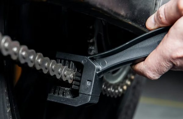 Cómo engrasar la cadena de la moto correctamente
